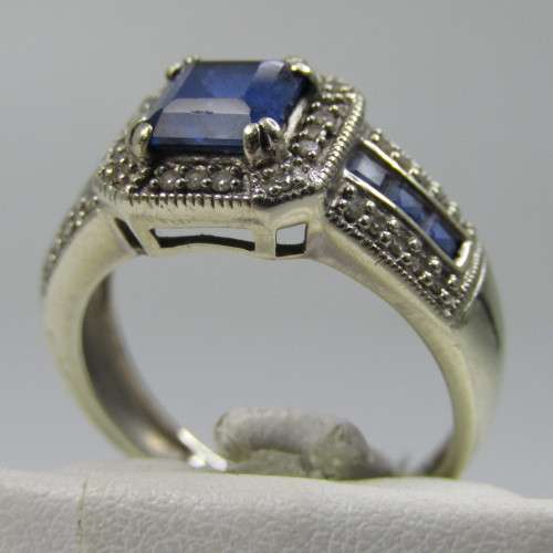 9kt white gold ring with 36 small diamonds plus 7 blue sapphires - weighs 4,3g - size N