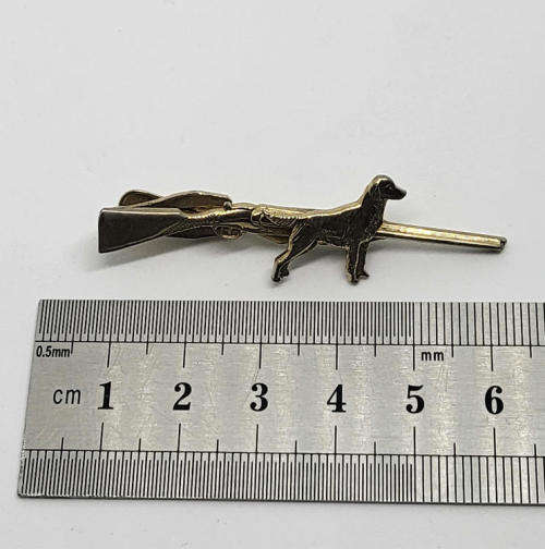 Hunting tie pin with rifle and dog