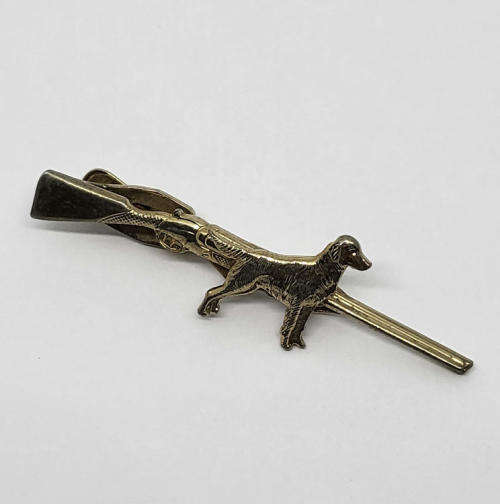 Hunting tie pin with rifle and dog