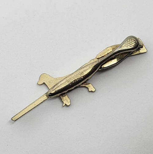 Hunting tie pin with rifle and dog
