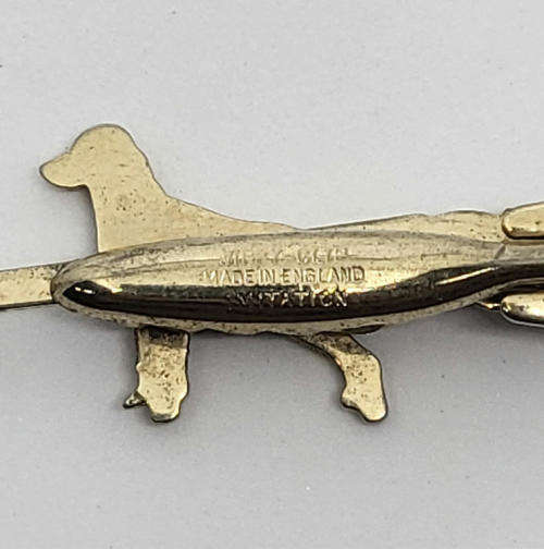 Hunting tie pin with rifle and dog