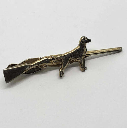 Hunting tie pin with rifle and dog