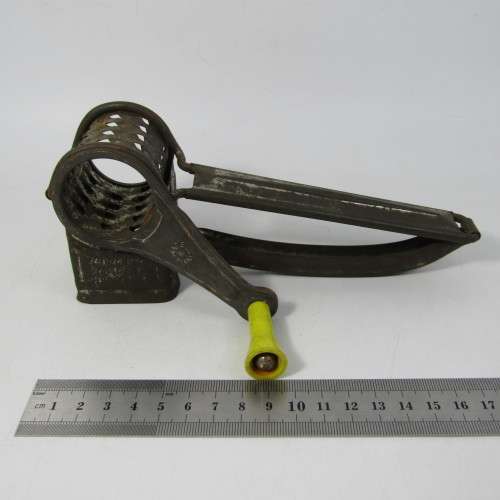 Vintage MOULI grater / cutter - handheld