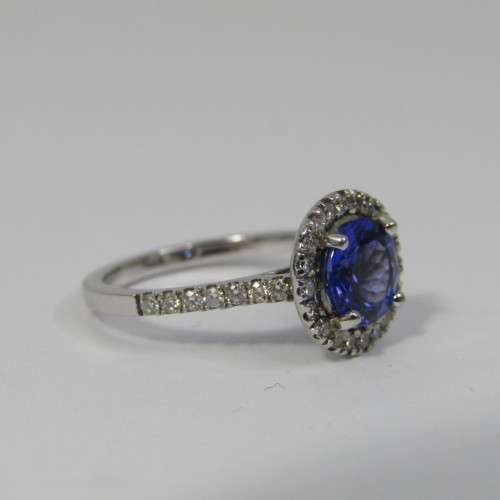 18kt White Gold ring with 34 diamonds and 1,5 carat Iolite - size J - beautiful ring