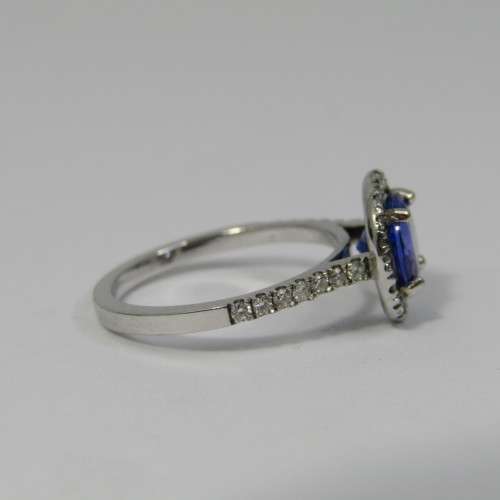 18kt White Gold ring with 34 diamonds and 1,5 carat Iolite - size J - beautiful ring