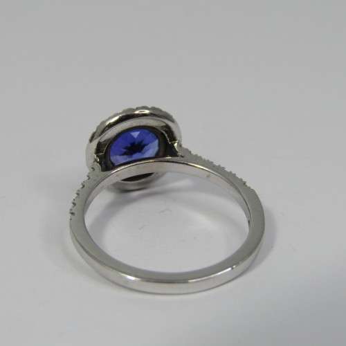 18kt White Gold ring with 34 diamonds and 1,5 carat Iolite - size J - beautiful ring