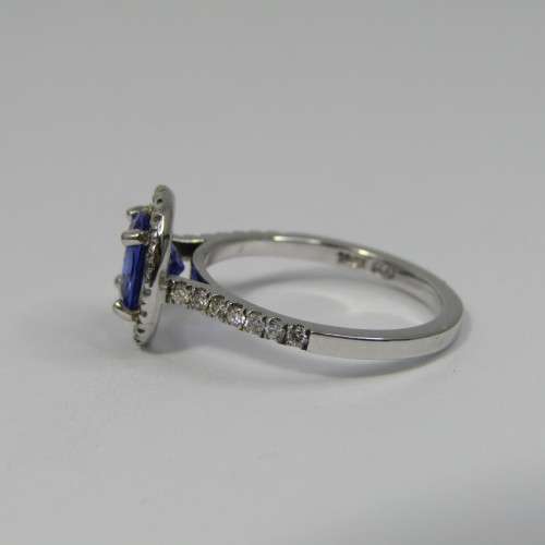 18kt White Gold ring with 34 diamonds and 1,5 carat Iolite - size J - beautiful ring