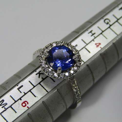 18kt White Gold ring with 34 diamonds and 1,5 carat Iolite - size J - beautiful ring