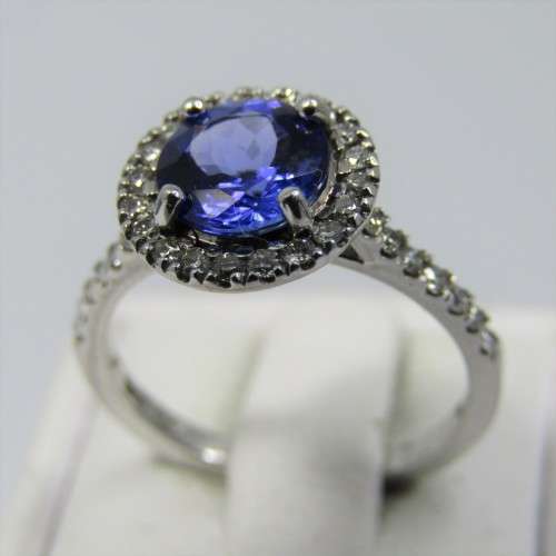 18kt White Gold ring with 34 diamonds and 1,5 carat Iolite - size J - beautiful ring