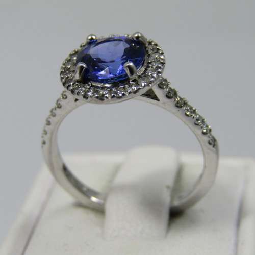 18kt White Gold ring with 34 diamonds and 1,5 carat Iolite - size J - beautiful ring