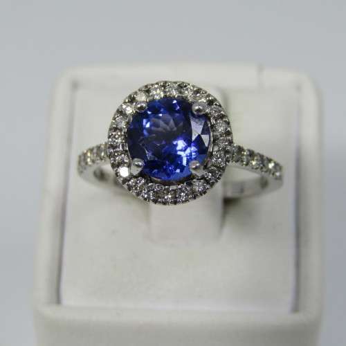 18kt White Gold ring with 34 diamonds and 1,5 carat Iolite - size J - beautiful ring