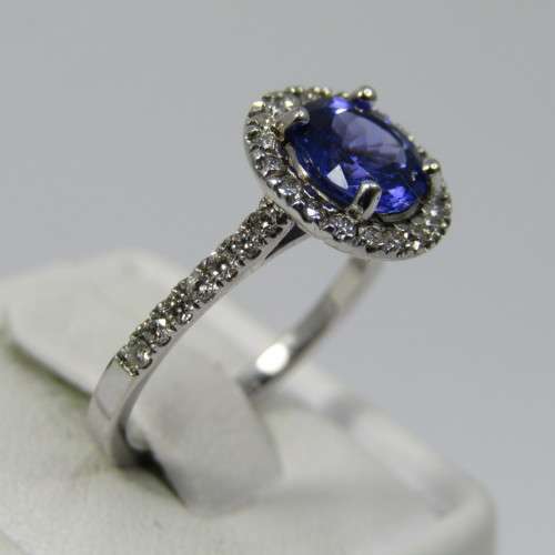 18kt White Gold ring with 34 diamonds and 1,5 carat Iolite - size J - beautiful ring