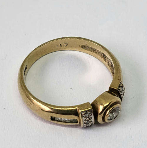9Kt gold ring with 13 point centre diamonds and 10 baguette diamond - Size P 1/2- 4g