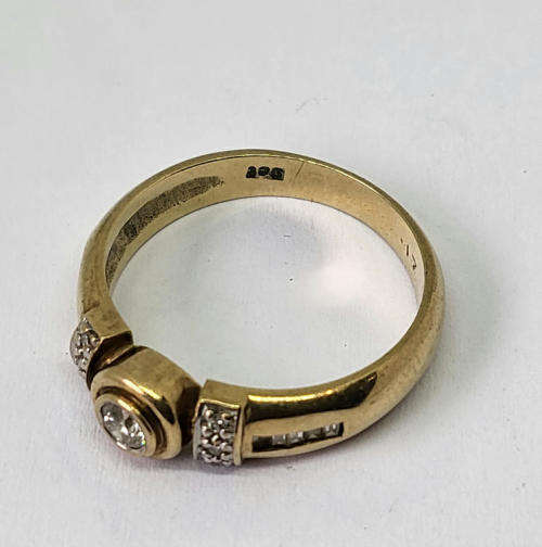 9Kt gold ring with 13 point centre diamonds and 10 baguette diamond - Size P 1/2- 4g