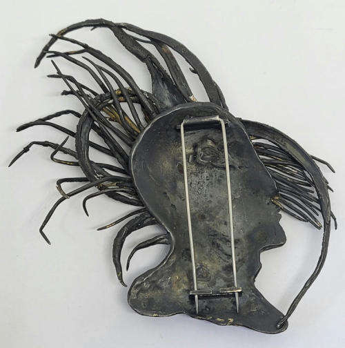 Handmade sterling silver head with funky hair brooch - 43.5g