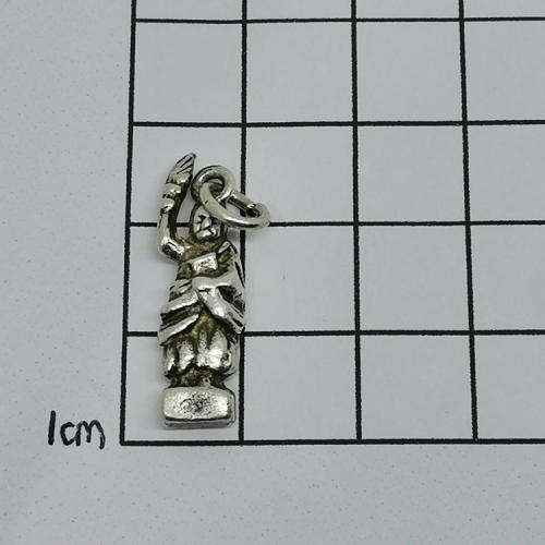 Vintage silver figurine charm for bracelet - weighs 4.1g
