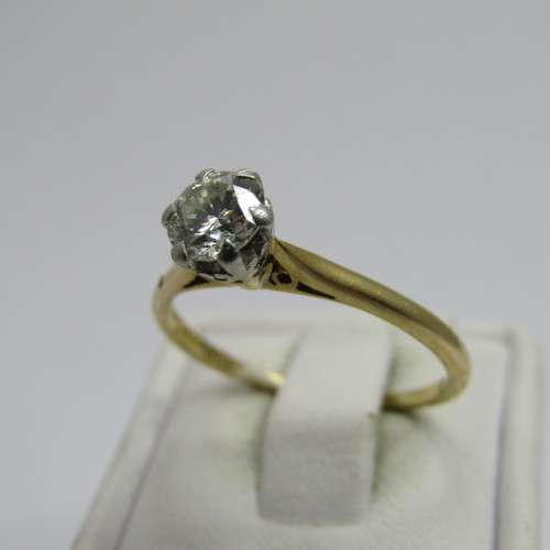 18kt Yellow Gold diamond ring with 0,,45ct round brilliant diamond - weighs 2,0g - size N