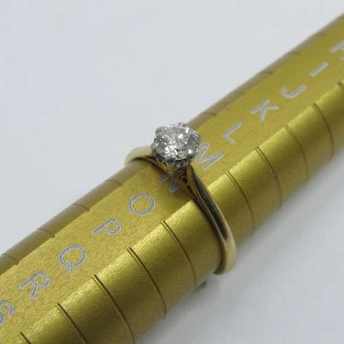 18kt Yellow Gold diamond ring with 0,,45ct round brilliant diamond - weighs 2,0g - size N