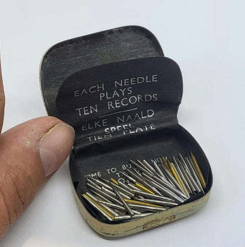 Vintage Gallotone gramophone needles tin - Some contents