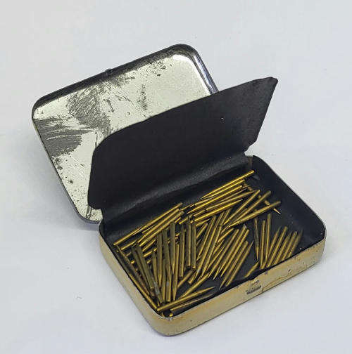 Vintage Bestestone gramophone needles tin - Some contents