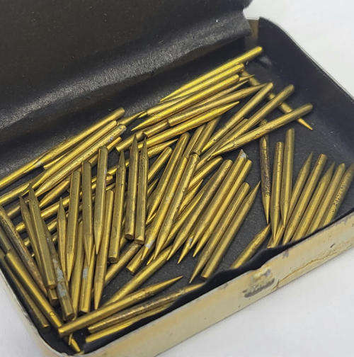 Vintage Bestestone gramophone needles tin - Some contents