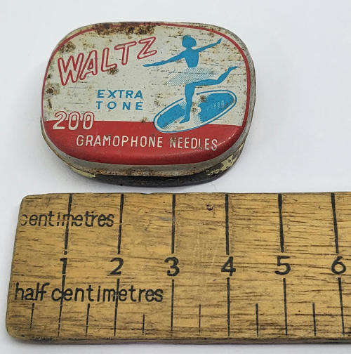 Vintage Waltz gramophone needles tin - Some contents