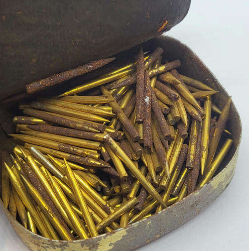 Vintage Waltz gramophone needles tin - Some contents