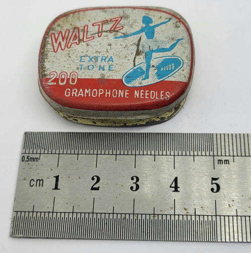 Vintage Waltz gramophone needles tin - Some contents