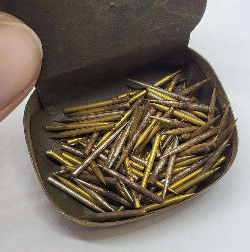 Vintage Waltz gramophone needles tin - Some contents