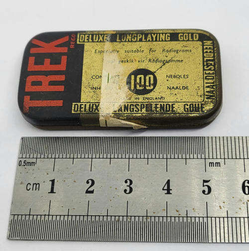 Vintage TREK gramophone needles tin - Some contents