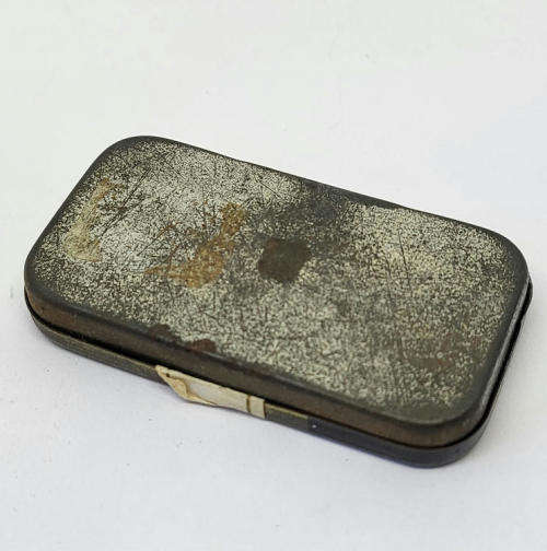 Vintage TREK gramophone needles tin - Some contents