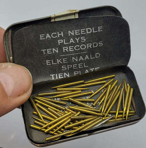 Vintage TREK gramophone needles tin - Some contents