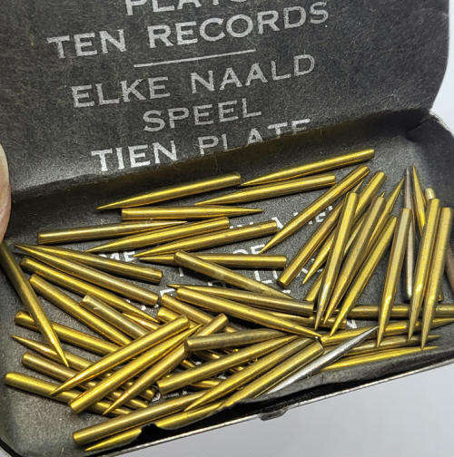 Vintage TREK gramophone needles tin - Some contents