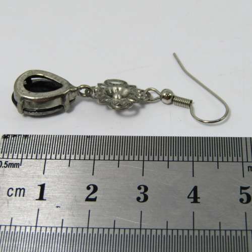 Costume jewellery necklace & 2 pairs of earrings set