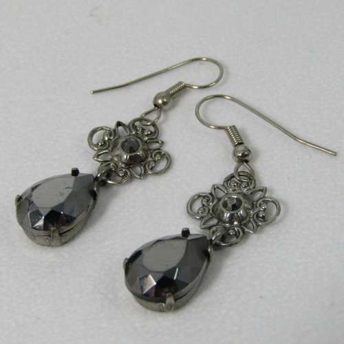 Costume jewellery necklace & 2 pairs of earrings set