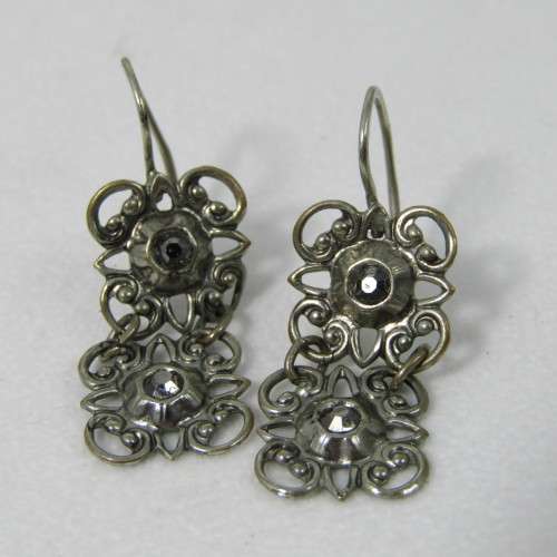Costume jewellery necklace & 2 pairs of earrings set