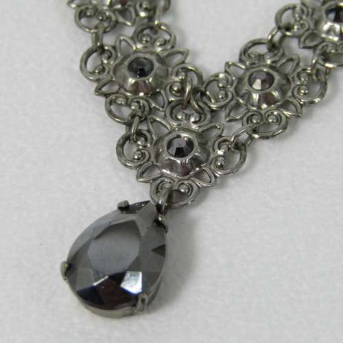 Costume jewellery necklace & 2 pairs of earrings set