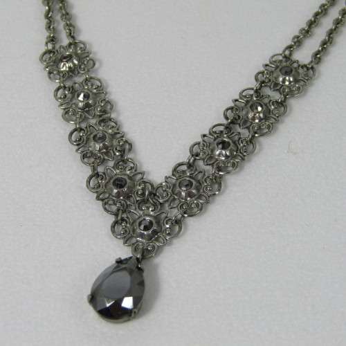 Costume jewellery necklace & 2 pairs of earrings set