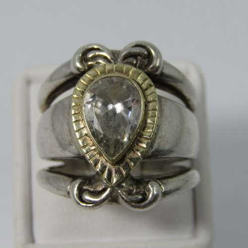 Beautiful Sterling Silver & 9kt Gold ring with pear shaped clear stone - weighs 11,7g - size P