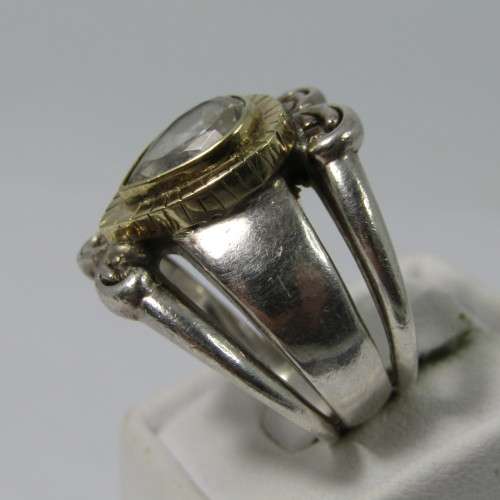 Beautiful Sterling Silver & 9kt Gold ring with pear shaped clear stone - weighs 11,7g - size P