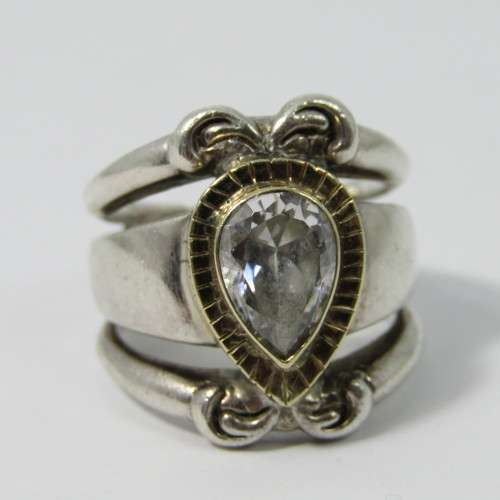 Beautiful Sterling Silver & 9kt Gold ring with pear shaped clear stone - weighs 11,7g - size P