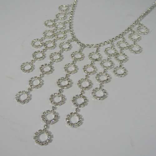 Beautiful costume jewellery diamante necklace - 41cm