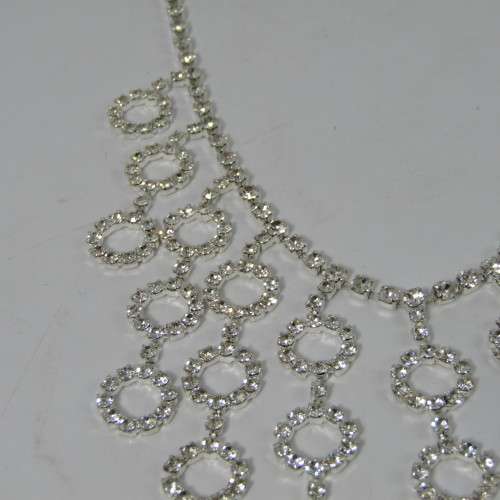 Beautiful costume jewellery diamante necklace - 41cm