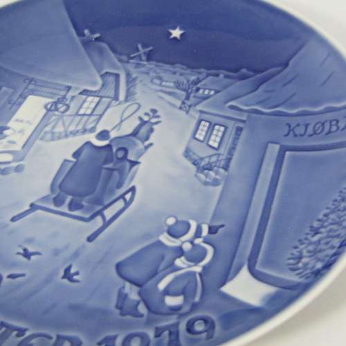 Bing & Grondahl 1979 White Christmas plate in box