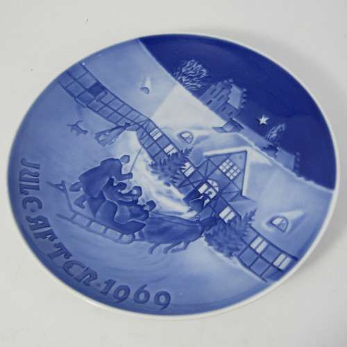Bing & Grondahl 1969 Arrival of Christmas Guest plate in box