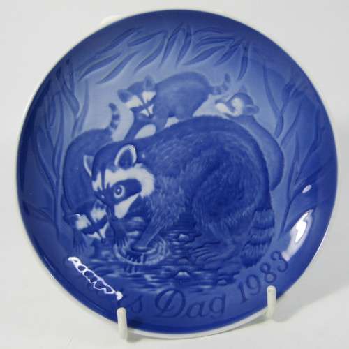 Bing & Grondahl 1983 Mothers Day Raccoon with cubs plate in box
