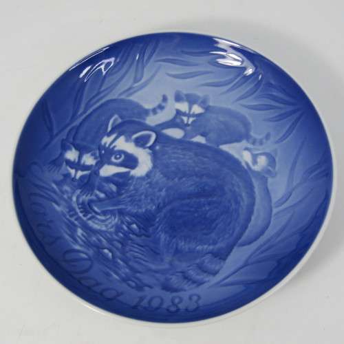 Bing & Grondahl 1983 Mothers Day Raccoon with cubs plate in box