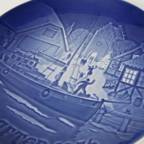 Bing & Grondahl 1976 Christmas Welcome plate in box