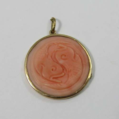 9kt Gold pendant with coral insert