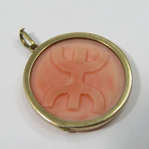 9kt Gold pendant with coral insert
